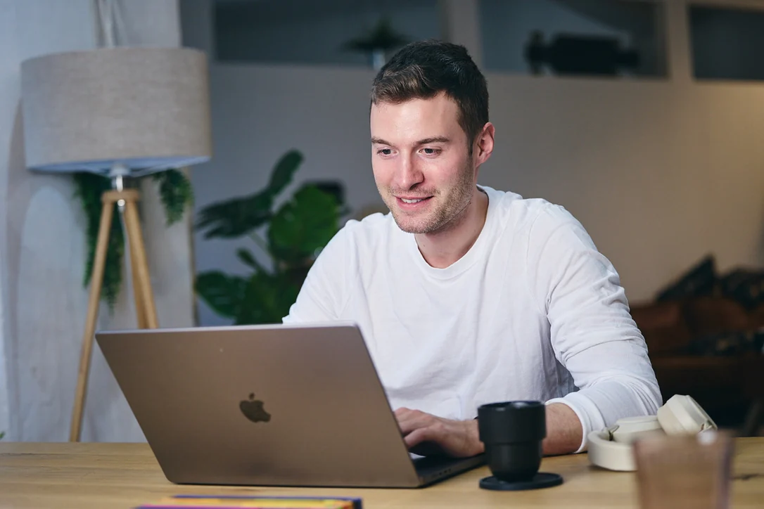 Mediacharge Teammitglied arbeitet an einem Laptop